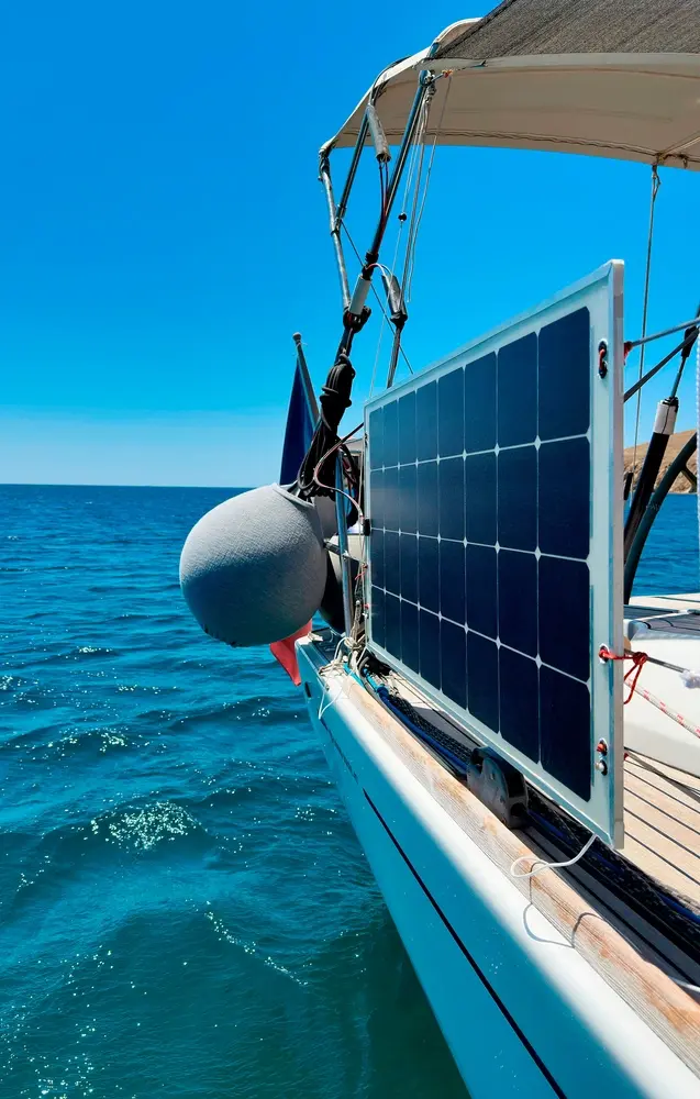 Solbian Sunboard aan reling